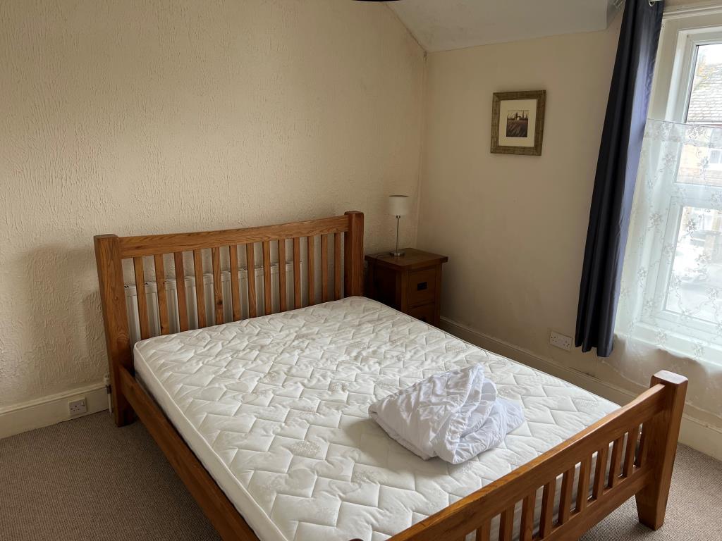Lot: 61 - HOUSE FOR INVESTMENT OR OCCUPATION - Front Bedroom